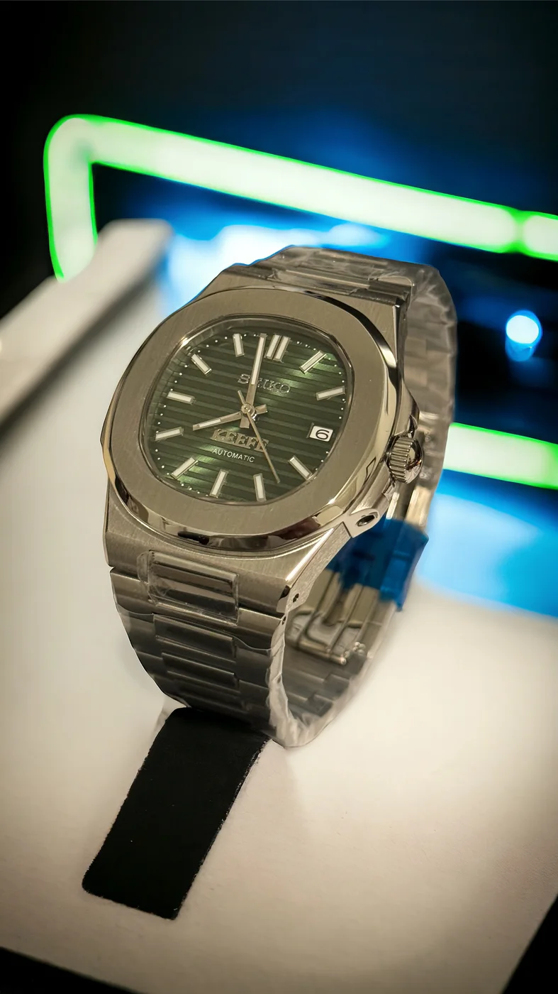 Green-dial Nautilus with integrated steel bracelet